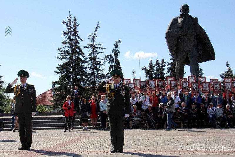 Начальник Пинского погранотряда Андрей Волков (в центре) приветствует участников парада 