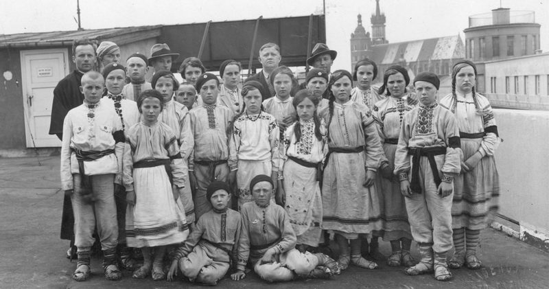 Прекрасная фотография 1935 года. Ученики начальной школы из Пинска во время поездки в Краков. Одеты в «региональные костюмы» и находятся на крыше Дворца Печати. Всмотритесь в эти лица, посмотрите на лапти, узоры.