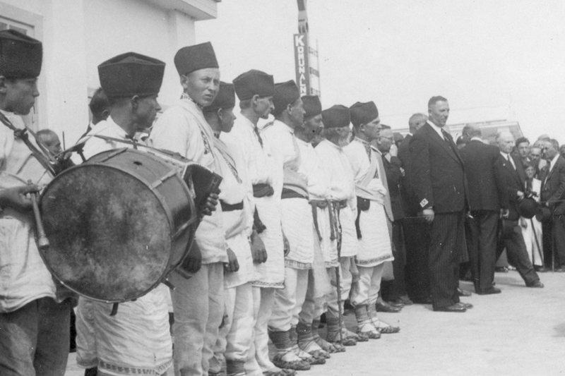 Открытие Полесской ярмарки, 15 августа 1938. Глядя на фотографии, предположу, что раньше жители одевались в национальную одежду по праздникам и особым дням, а вот лапти могли быть повседневной обувью для некоторых слоёв населения.