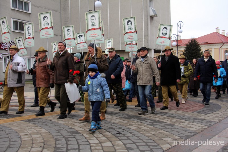 Портреты погибших пинчан в руках у участников шествия