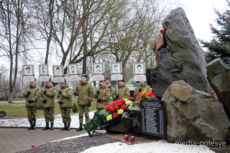 Памятник воинам-интернационалистам в городском парке