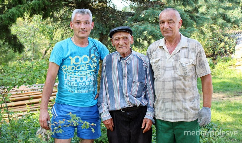 Александр Добровольский с сыновьями Виталием и Михаилом