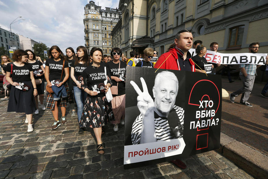 В центре Киева состоялось шествие памяти Павла Шеремета. Участники акции потребовали от властей расследовать это преступление. На месте убийства журналиста люди возложили цветы и зажгли свечи. Фото Reuters.com