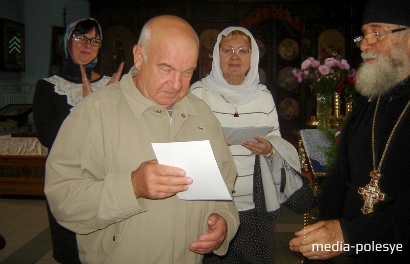 Благодарность педагогу Александру Хавдееву вручает протоиерей Василий Дужак