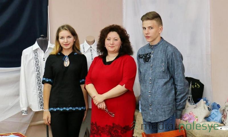 Марина Бонифатьева с посетителями выставки