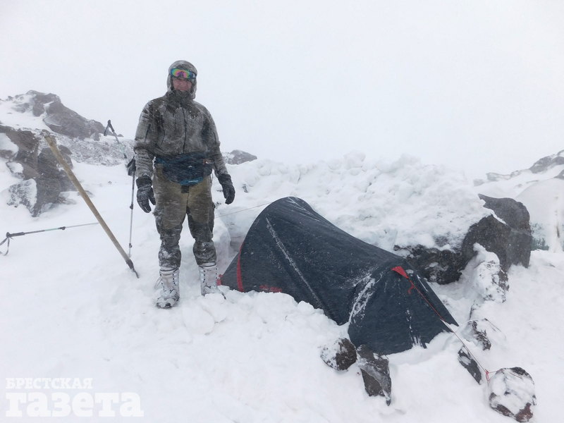 Погода на Эльбрусе меняется очень быстро — резко начался ураган. Снимок сделан на высоте около 4000 метров.