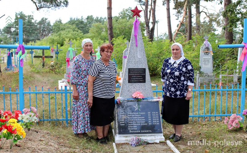 Мария Петровна с дочерьми Ириной и Жанной на кладбище в деревне Бухличи 