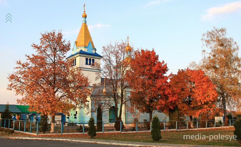 Свято-Вознесенская церковь, памятник архитектуры первой половины ХХ века. В таком окружении «золота» она бывает только осенью