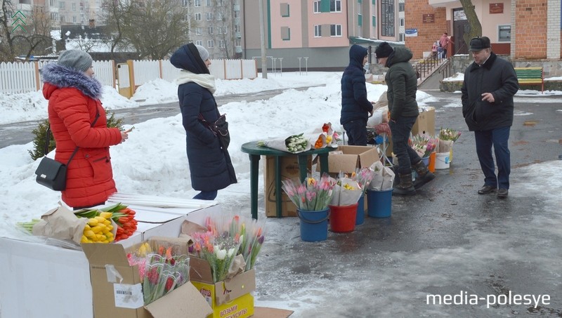 В этом же месте, возле Дома быта, торговали цветами и в прошлом году