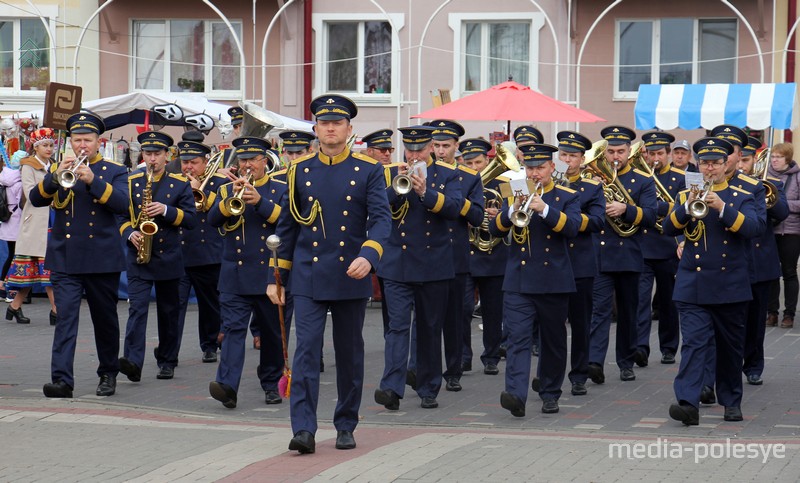 Ведёт праздничную колонну городской оркестр