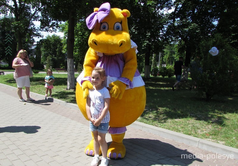 По парку гуляли ростовые куклы, с которыми с удовольствием фотографировались дети