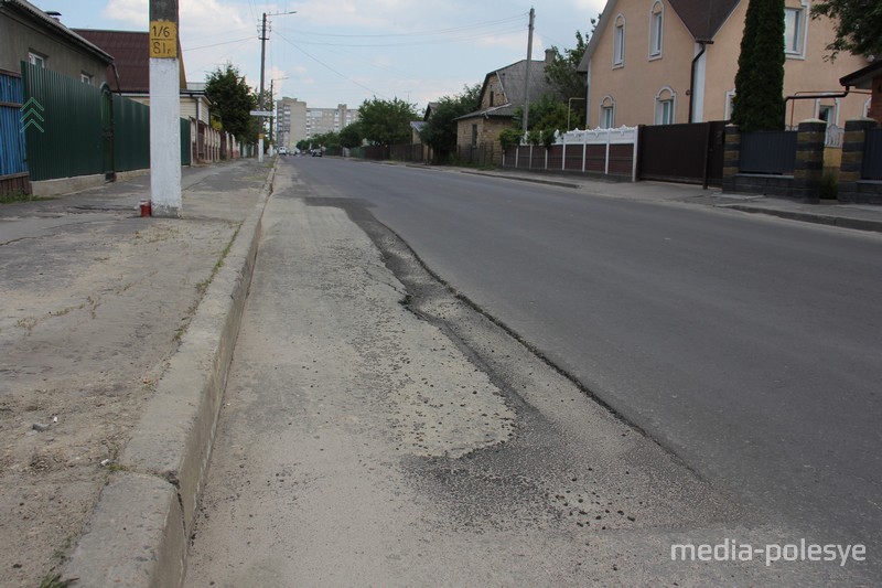 Дорожники уложили первый слой асфальта, он просел,  работы необходимо повторить