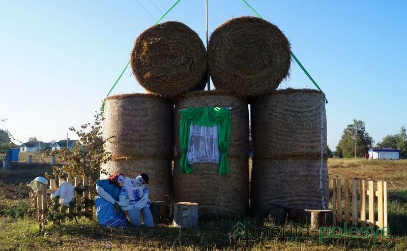 Соломенная хата. И хозяева на месте