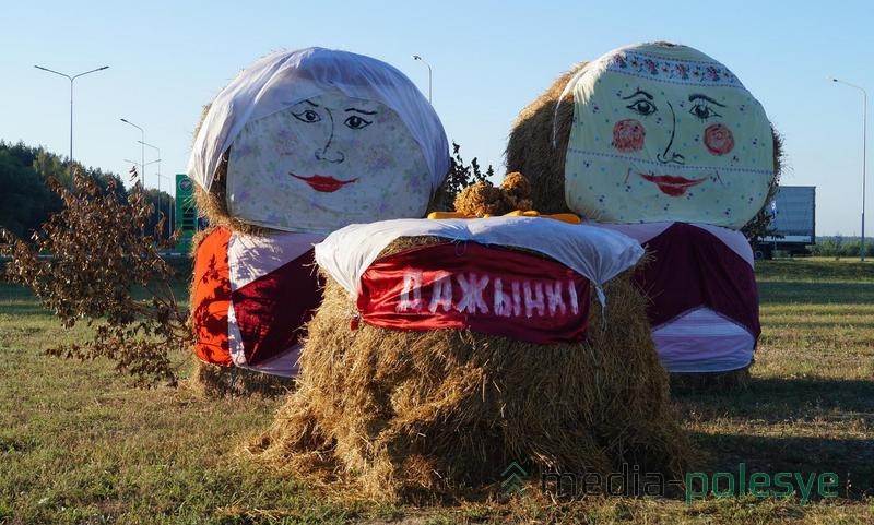 Композиция из соломы возле Лахвы