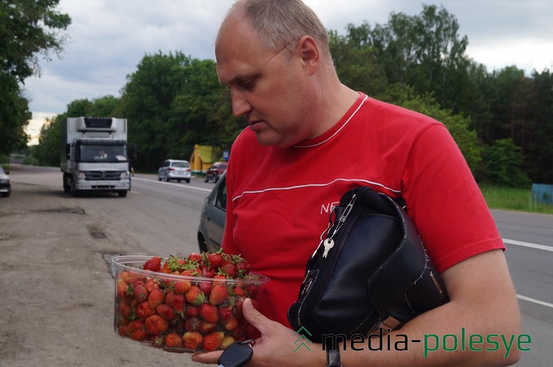 Мужчина говорит, что хочет угостить ягодой свою семью и тещу