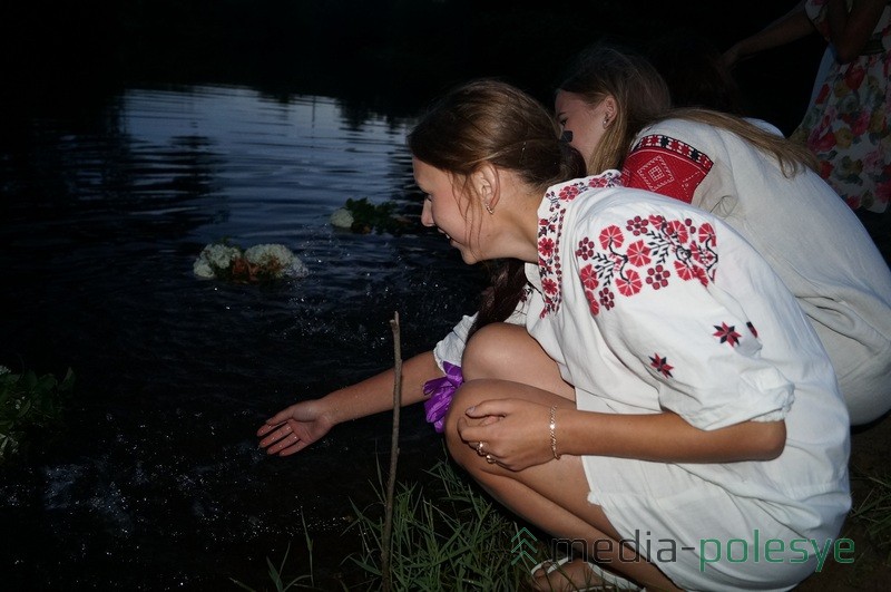 Загадав желание, девушки опустили на воду венки