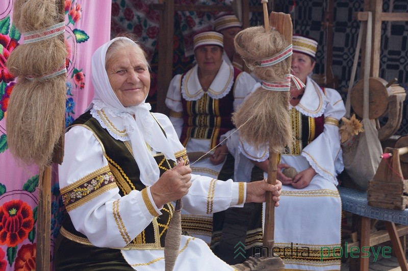 На площадке возле фонтана собрались народные умельцы и мастера