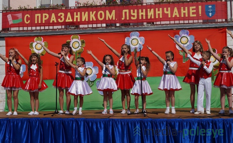 Концертную программу подготовили и на площадке возле музыкальной школы