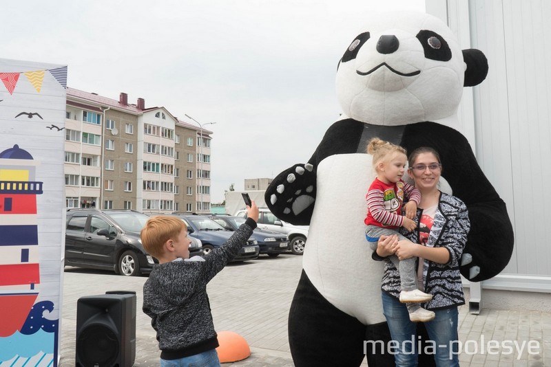 В фотозоне медвежата не успевали скучать