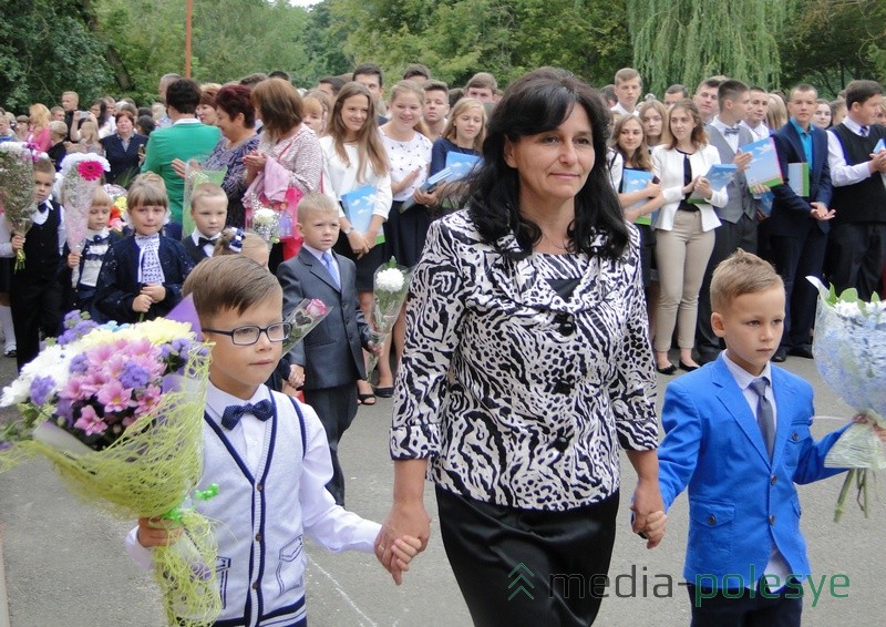 Начало торжественного открытия учебного года - с шествия первоклашек