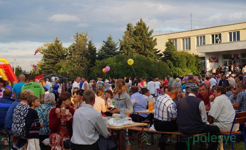 Жители Дятловичей весело проводили время и за столиками