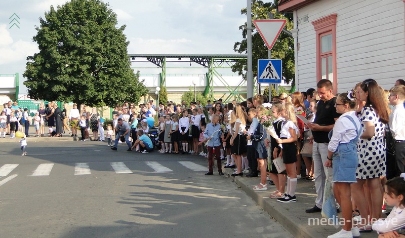 На пересечении улиц Советской и 50 лет Октября было многолюдно