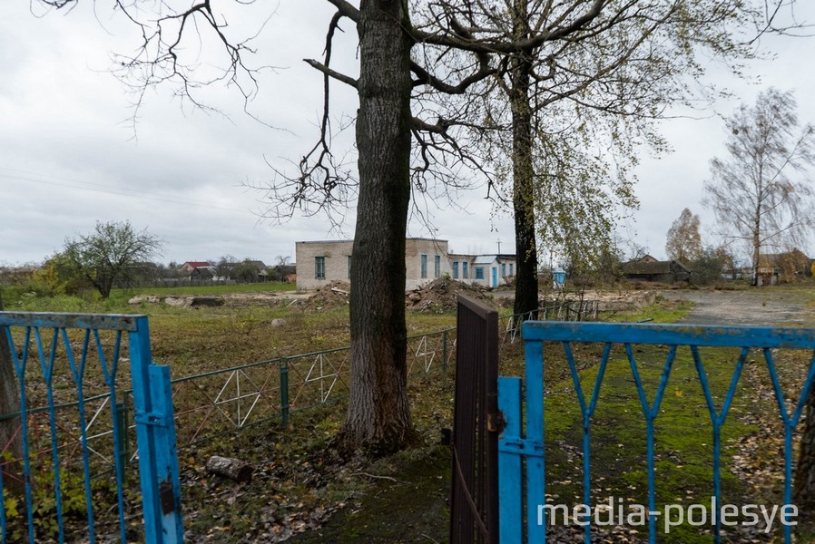 Школа, где учились мальчики. Школу уже закрыли, а деревянную пристройку разобрали