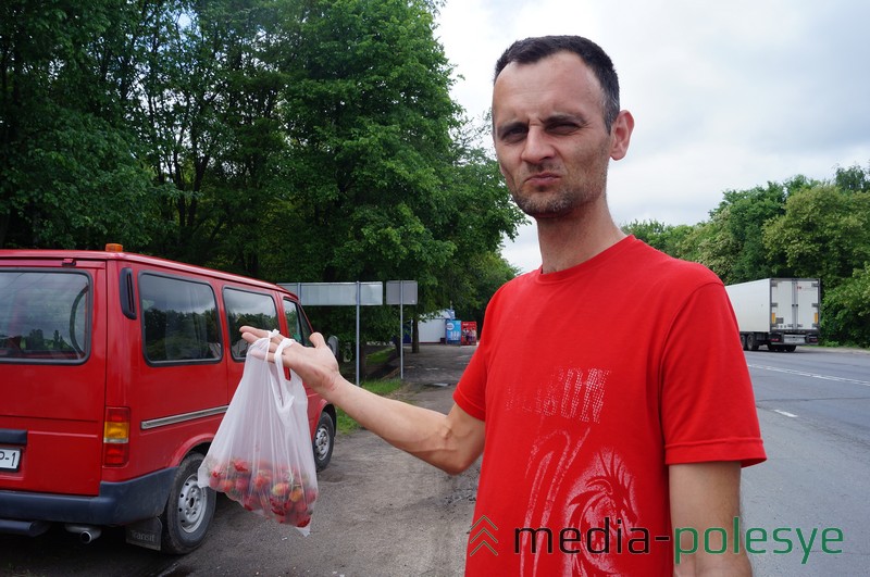  Виталий из Бреста специально остановился на фуре, чтобы попробовать первой лунинецкой клубники