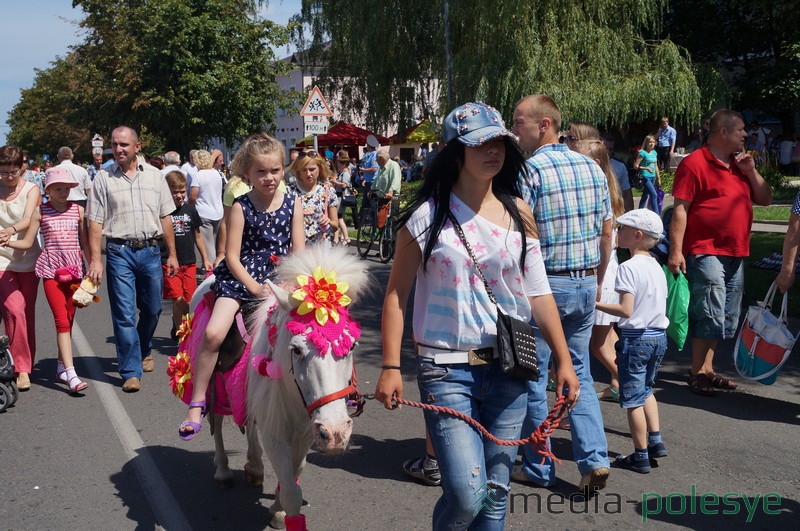 Дети с радостью катались на пони