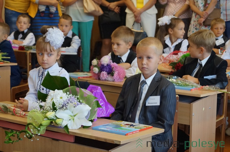 Первоклашки впервые сели за школьные парты