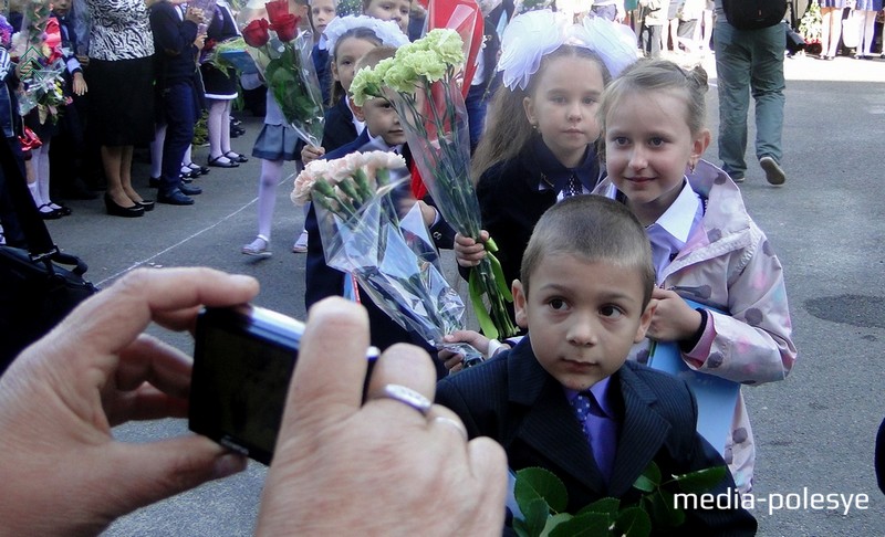 Каждый родитель старался запечатлить на фото этот день