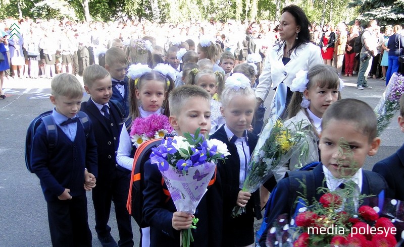 Второклассники идут в свои классы на первый урок нового учебного года