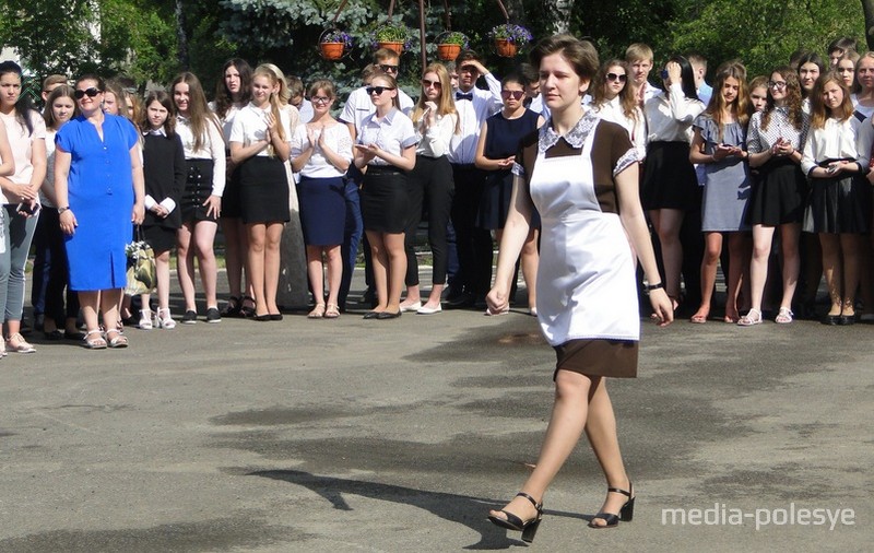 Дипломами, грамотами и благодарственными письмами были отмечены не только выпускники, но и учащиеся 9 и 10 классов