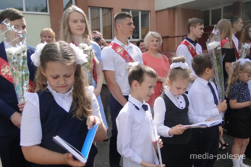 Второклассники и выпускники обменялись подарками 