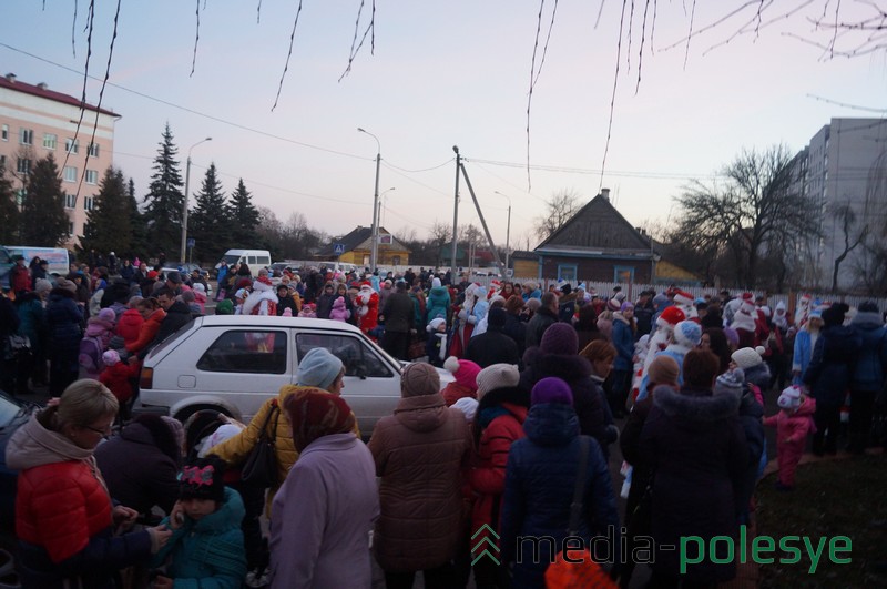 Посмотреть, как Деды Морозы будут идти по городу, было интересно многим