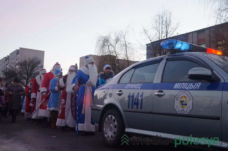 В сопровождении автомобиля ГАИ Деды Морозы и Снегурочки направились к ёлке