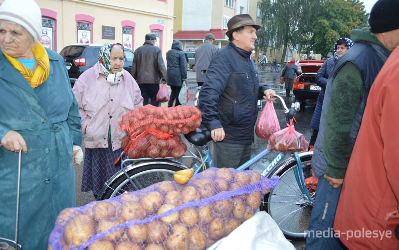 Идёт бойкая торговля