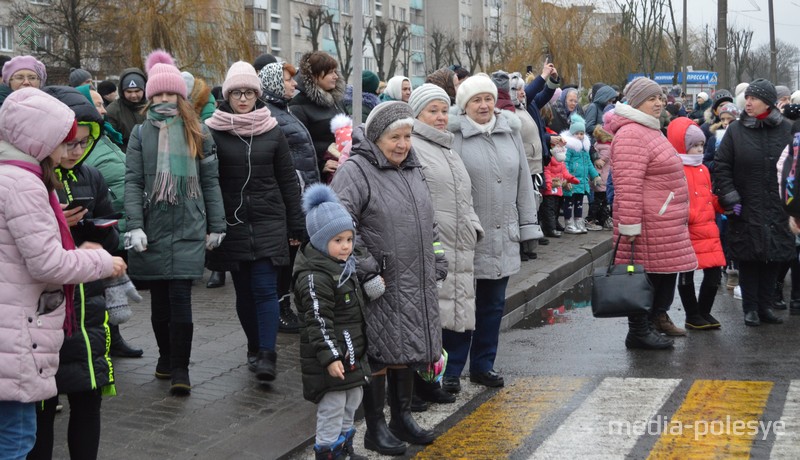 Взрослые и дети в ожидании начала Парада Дедом Морозов