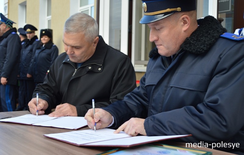 Начальник ПМК-19 Фёдор Бирило и начальник Лунинецкого РОСК Андрей Лукашевич подписали акт приёма здания