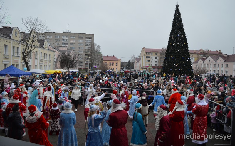 Деды Морозы и Снегурочки пляшут для лунинчан