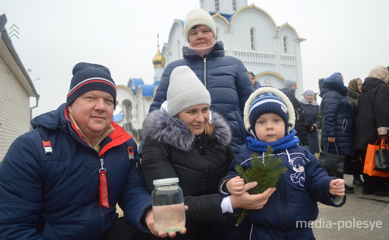  За освящённой водой - семьями