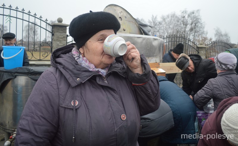 Многие пьют освящённую воду, едва набрав её