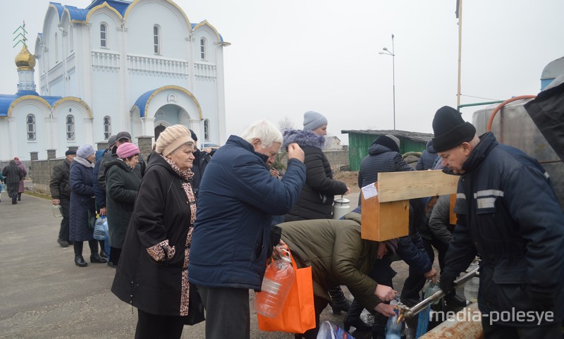 Воду набирают сразу из нескольких кранов