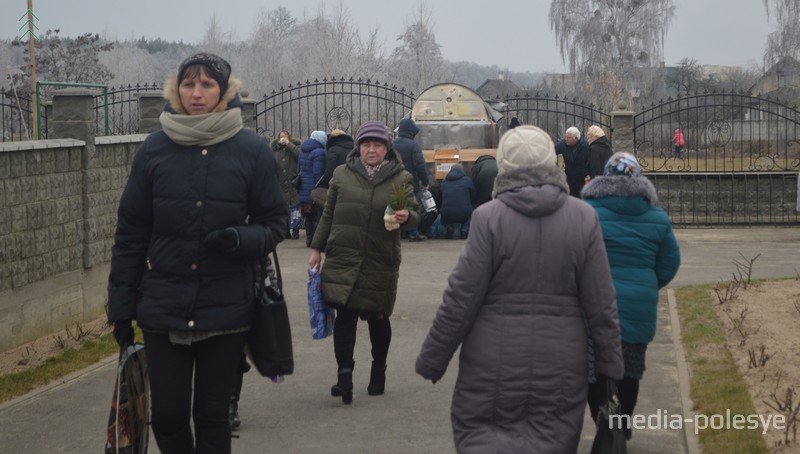 Одни набрали освящённой водички, другие только пришли за ней