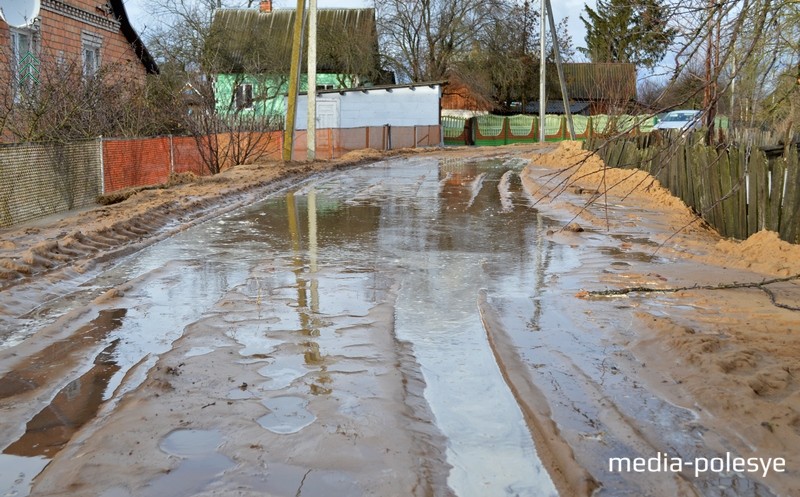 Сама улица Чеботарка в Кожан-Городке. Местные жители рассказывают, что раньше проехать по ней не получилось бы, недавно дорогу подсыпали. Однако из-за непогоды грязи становится больше и больше