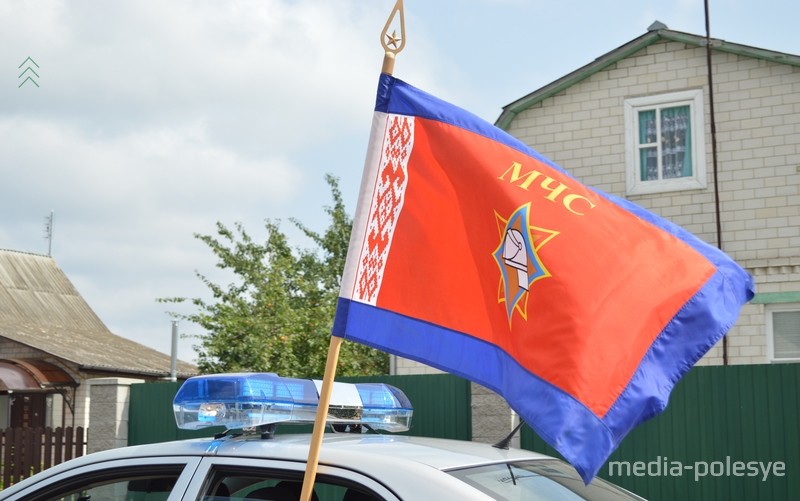 Впереди колонны – спецтехника с флагом МЧС