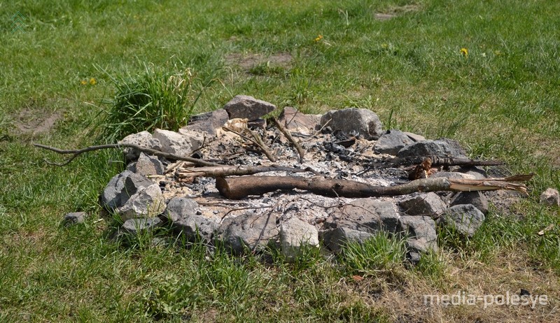 Кострища огородили камнями