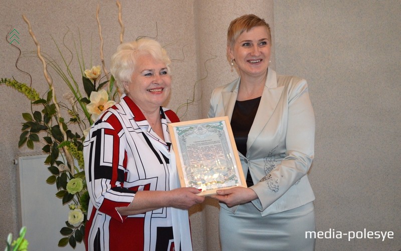 Нынешний начальник отдела ЗАГС Светлана Яроцкая поздравила Тамару Сыцевич, вручила подарок и поздравительный лист от начальника главного управления юстиции облисполкома Сергея Калиновского. В нём глава управления поблагодарил Тамару Васильевну Сыцевич за добросовестный труд, которому она посвятила столько лет