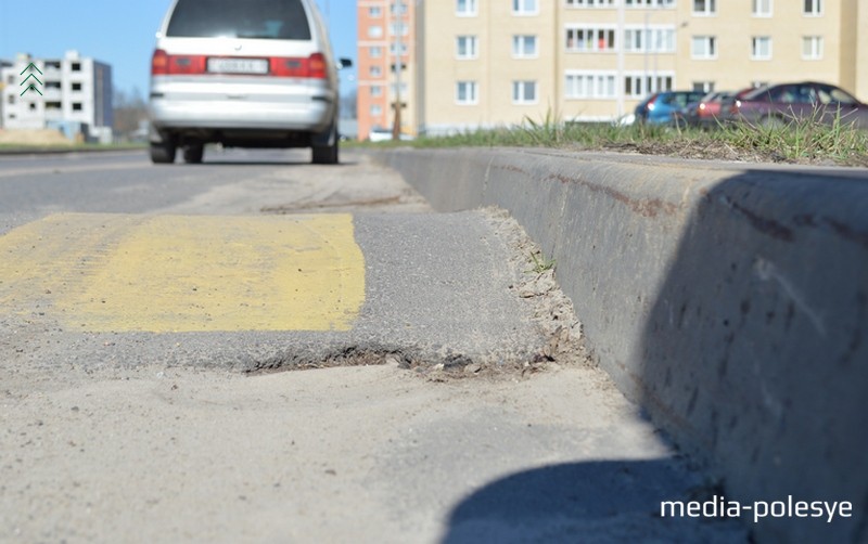 Искусственная неровность на улице Калинковича в Лунинце. Из-за того, что «полицейский» примыкает к бордюрам, в дожди возле них скапливается вода