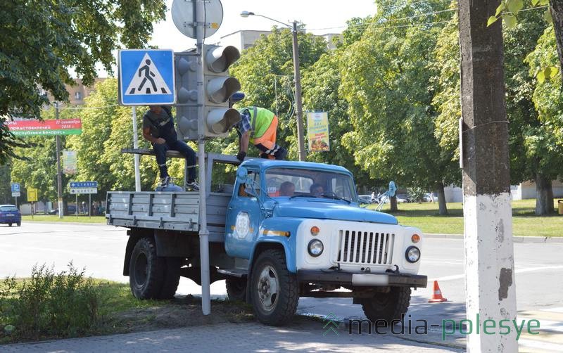 Злополучный светофор установили снова